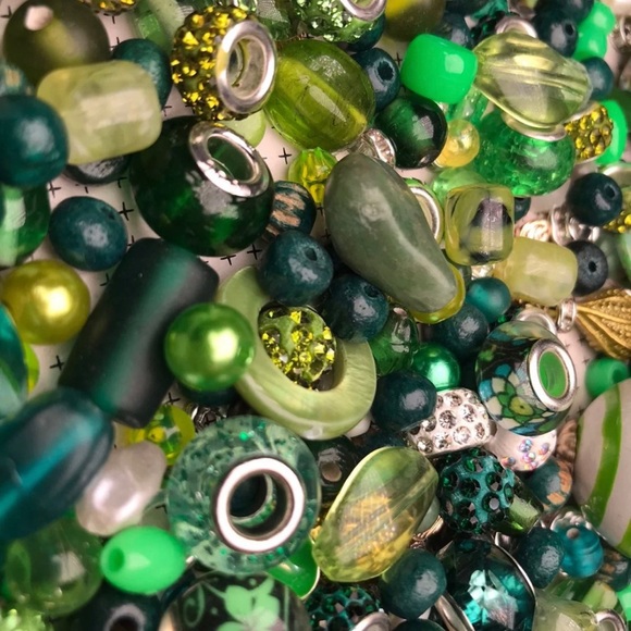 COPY - Large Mixed Lot of GREENS BEADS CHARM New & Vintage All shapes & Sizes - Picture 5 of 11